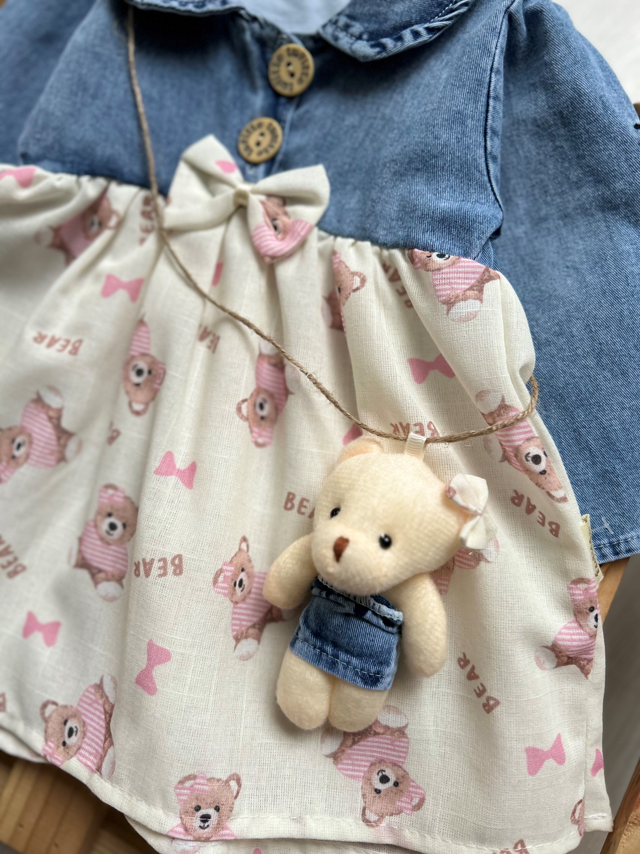 Oyuncak Ayılı Aksesuarlı Kolları Kısaltılabilen  Bebe Yakalı  Kot Elbise  