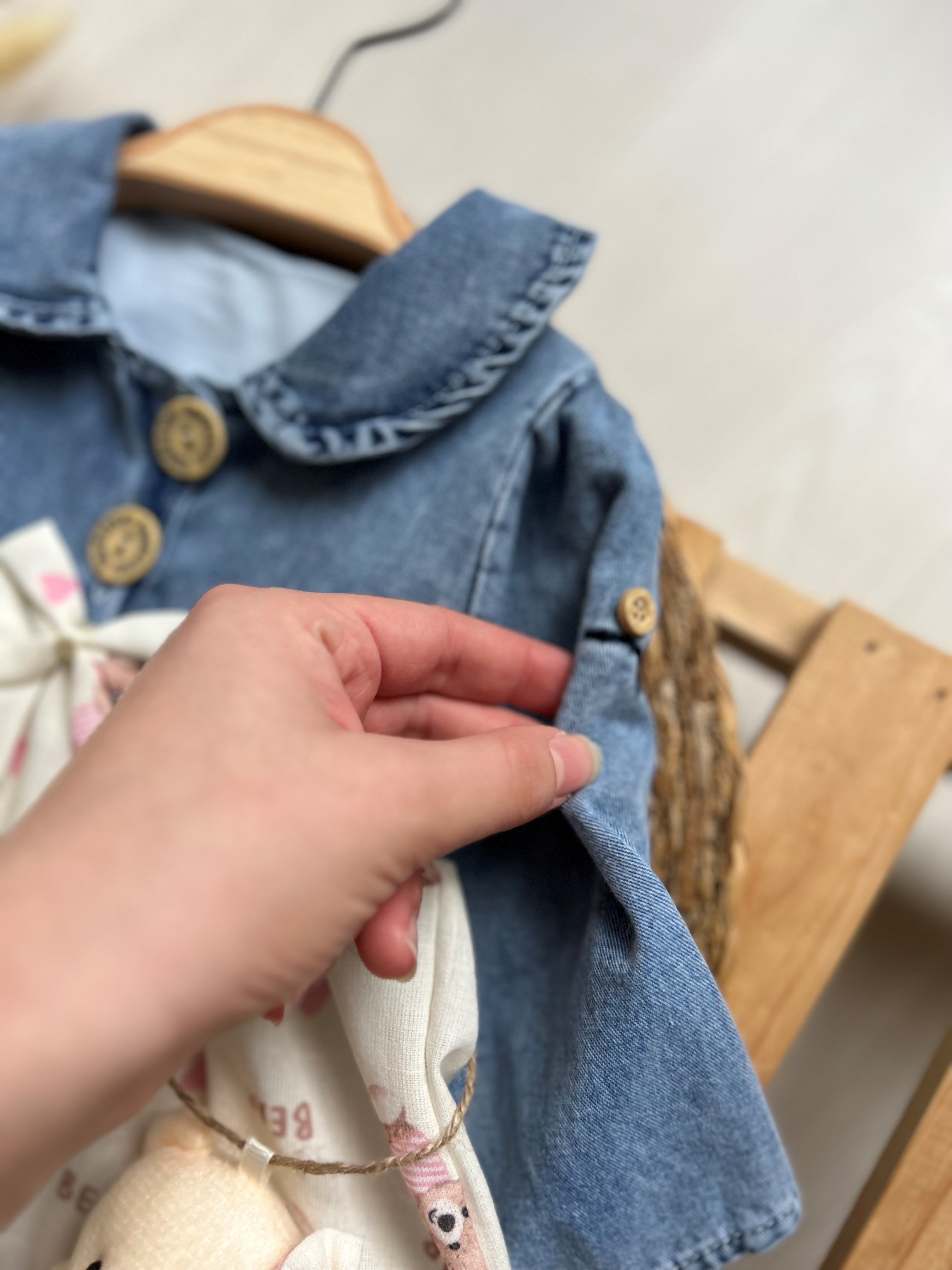 Oyuncak Ayılı Aksesuarlı Kolları Kısaltılabilen  Bebe Yakalı  Kot Elbise  