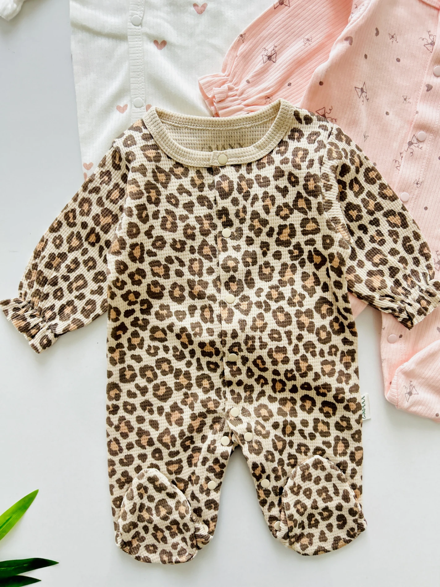 Leopar Kalp Desenli %100 Pamuk Omuzdan Fırfır Detaylı 3’lü Premium Kalite Tulum Set