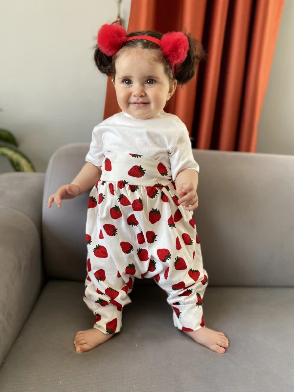 Çilek Desenli Şalvarlı Kısa Kollu Tişörtlü  Bandanalı 3’lü Takım