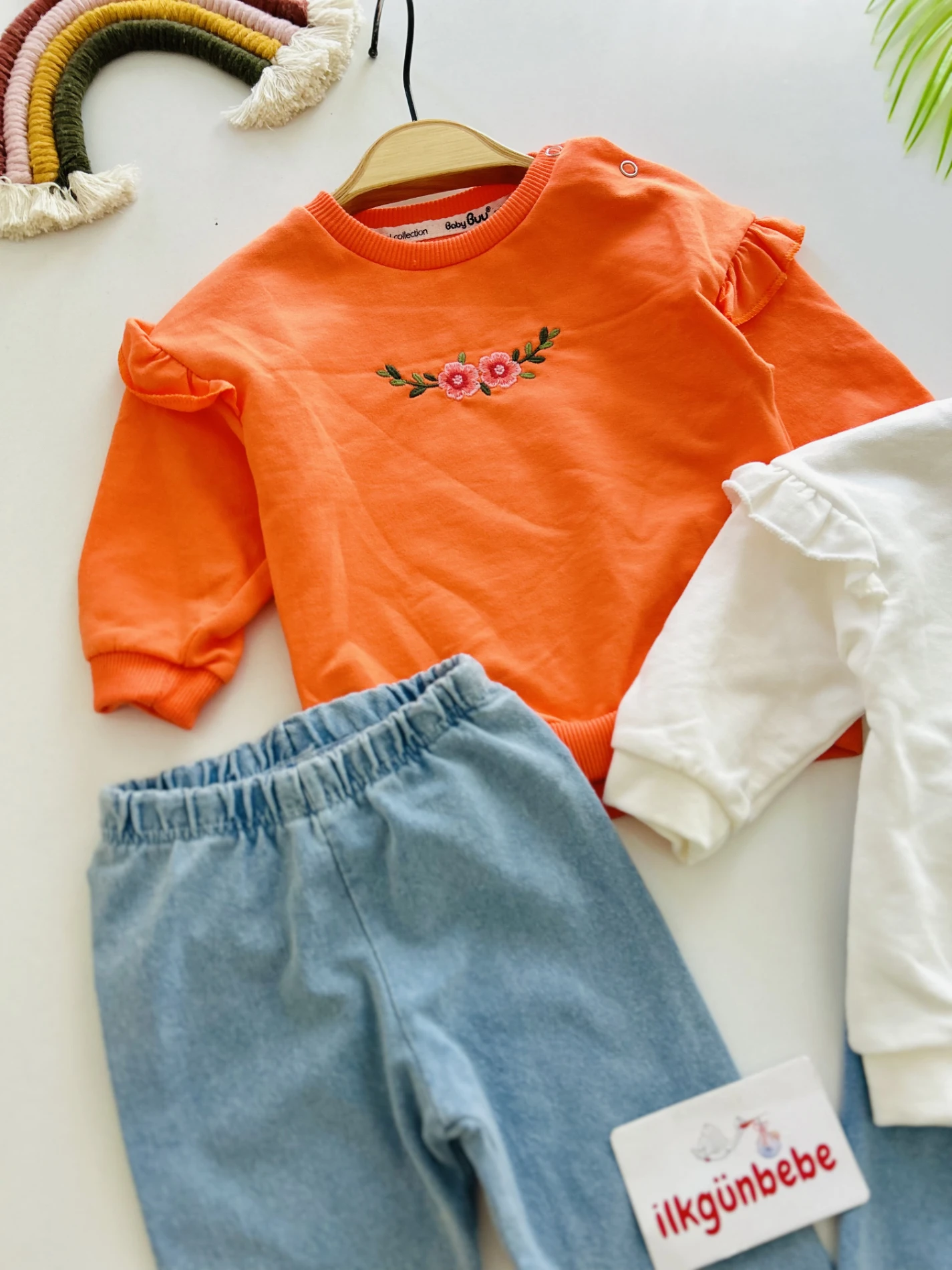 Çiçek Nakışlı Omuz Fırfırlı Kot Pantalonlu Takım