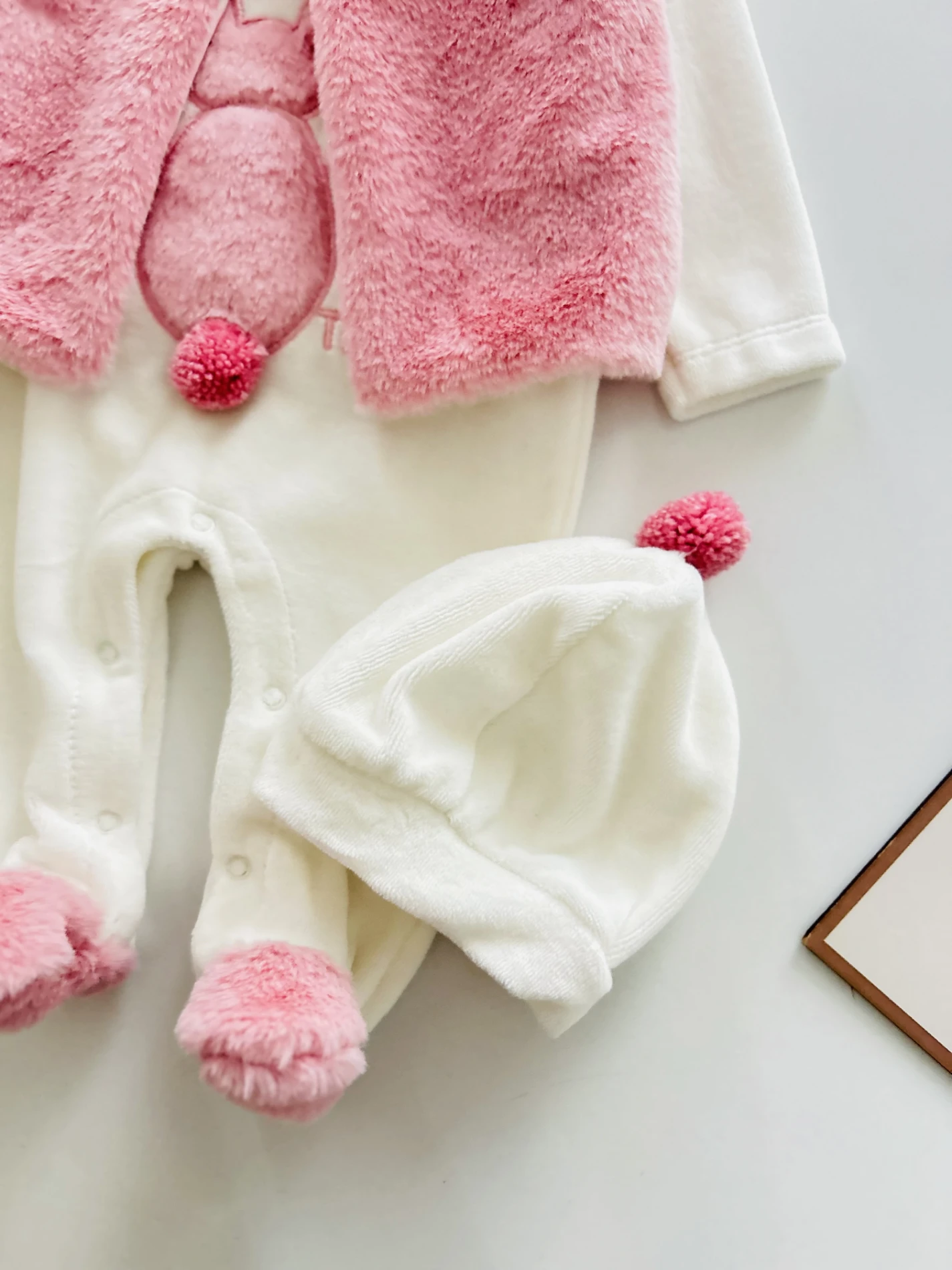 Cute Rabbit Kadife Kumaş Yelekli Ponpon Şapkalı 3’lü Set