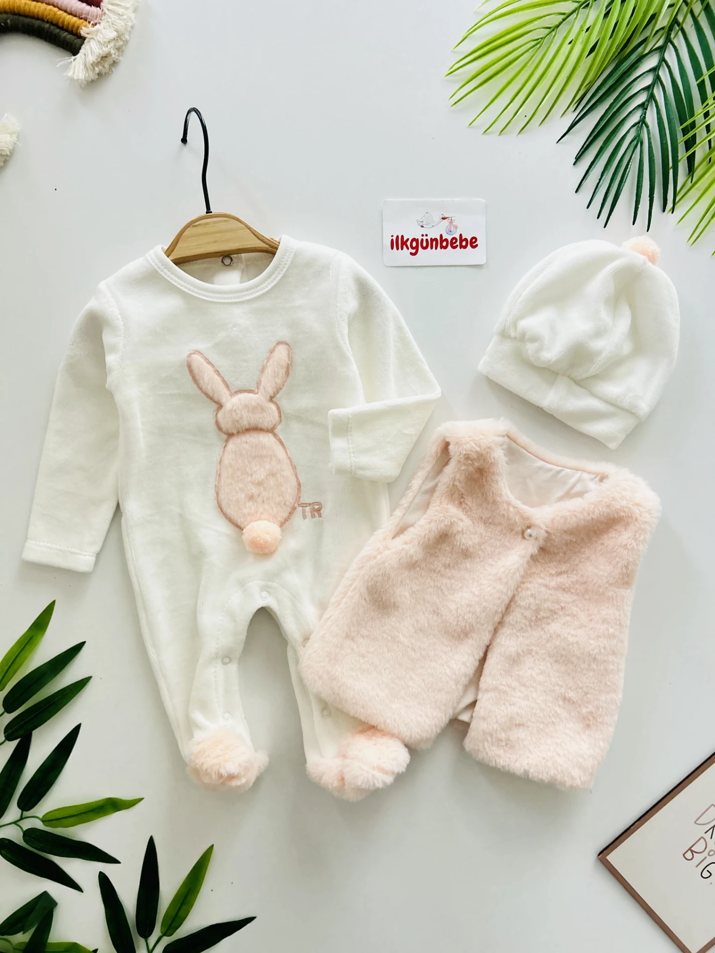 Cute Rabbit Kadife Kumaş Yelekli Ponpon Şapkalı 3’lü Set