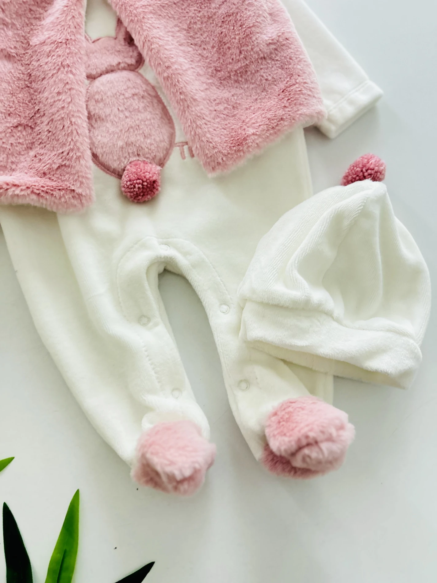 Cute Rabbit Kadife Kumaş Yelekli Ponpon Şapkalı 3’lü Set