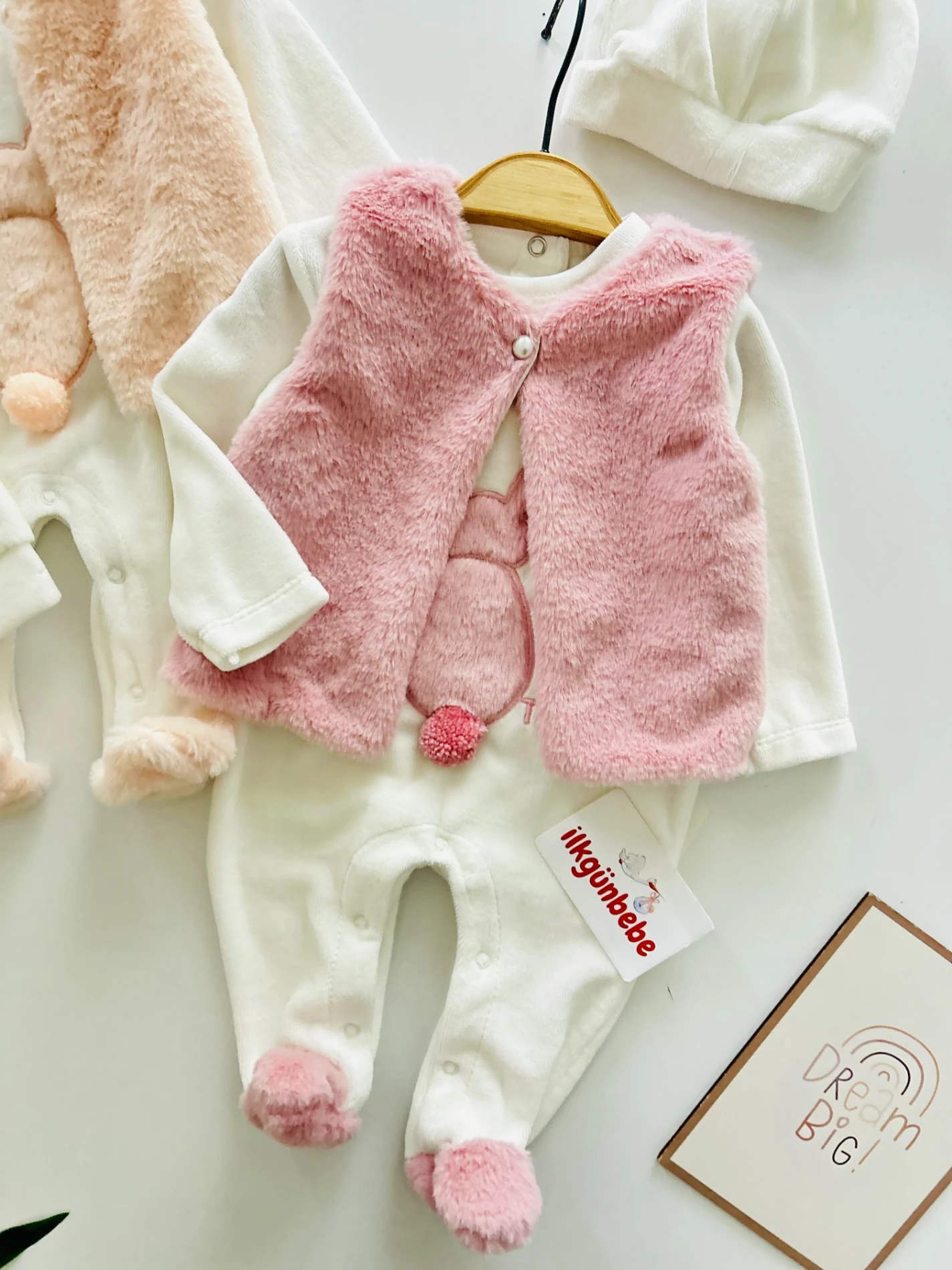 Cute Rabbit Kadife Kumaş Yelekli Ponpon Şapkalı 3’lü Set