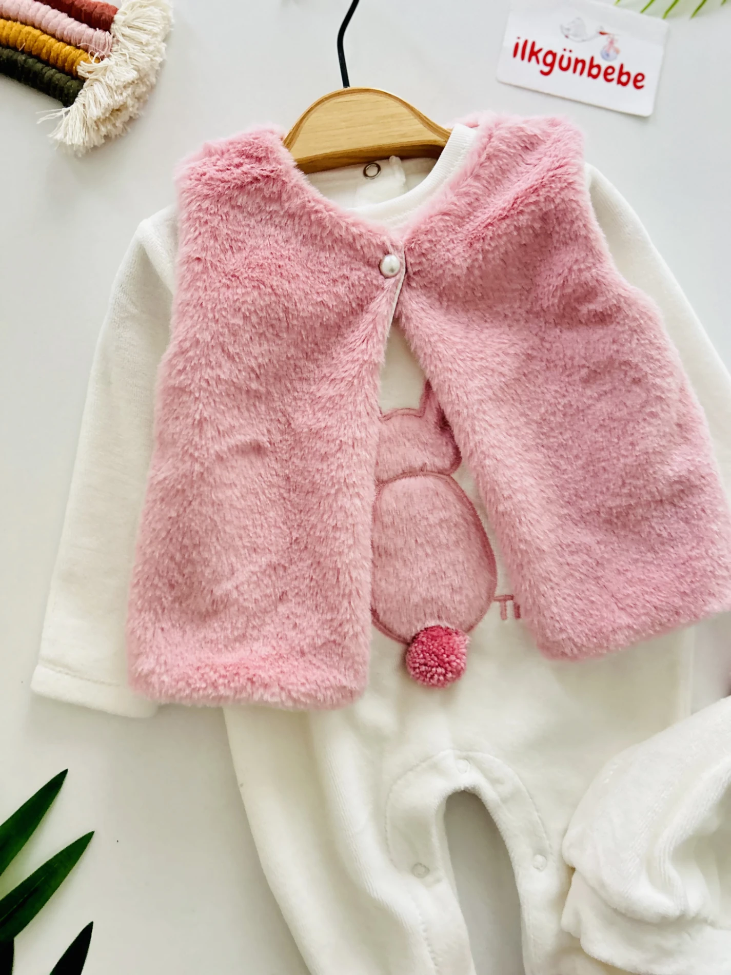 Cute Rabbit Kadife Kumaş Yelekli Ponpon Şapkalı 3’lü Set