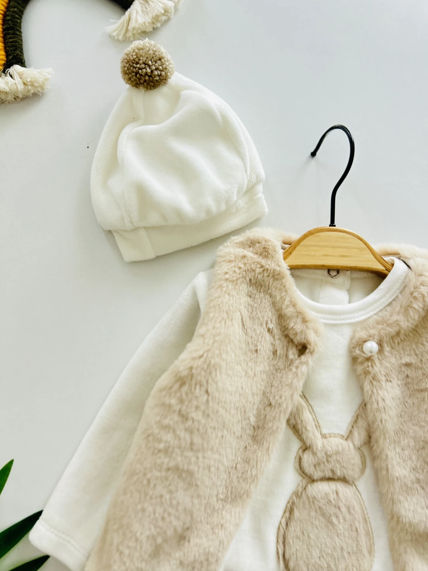 Cute Rabbit Kadife Kumaş Yelekli Ponpon Şapkalı 3’lü Set