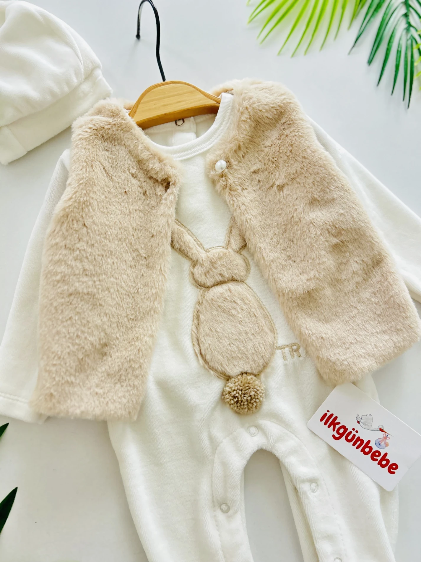 Cute Rabbit Kadife Kumaş Yelekli Ponpon Şapkalı 3’lü Set