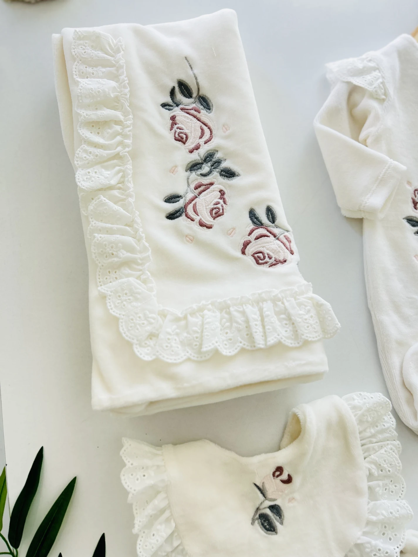 Rose İşlemeli Kadife Kumaş Premium Kalite Yenidoğan Set