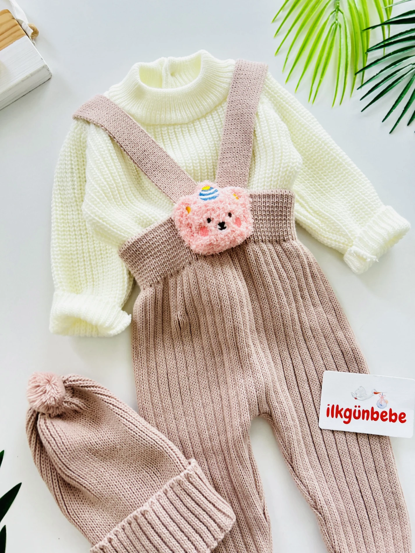 Selanik Örgüsü Triko Kazaklı Oyuncak Detaylı Çarpraz Askılı Salopetli Ponpon Şapkalı 3’lü Takım