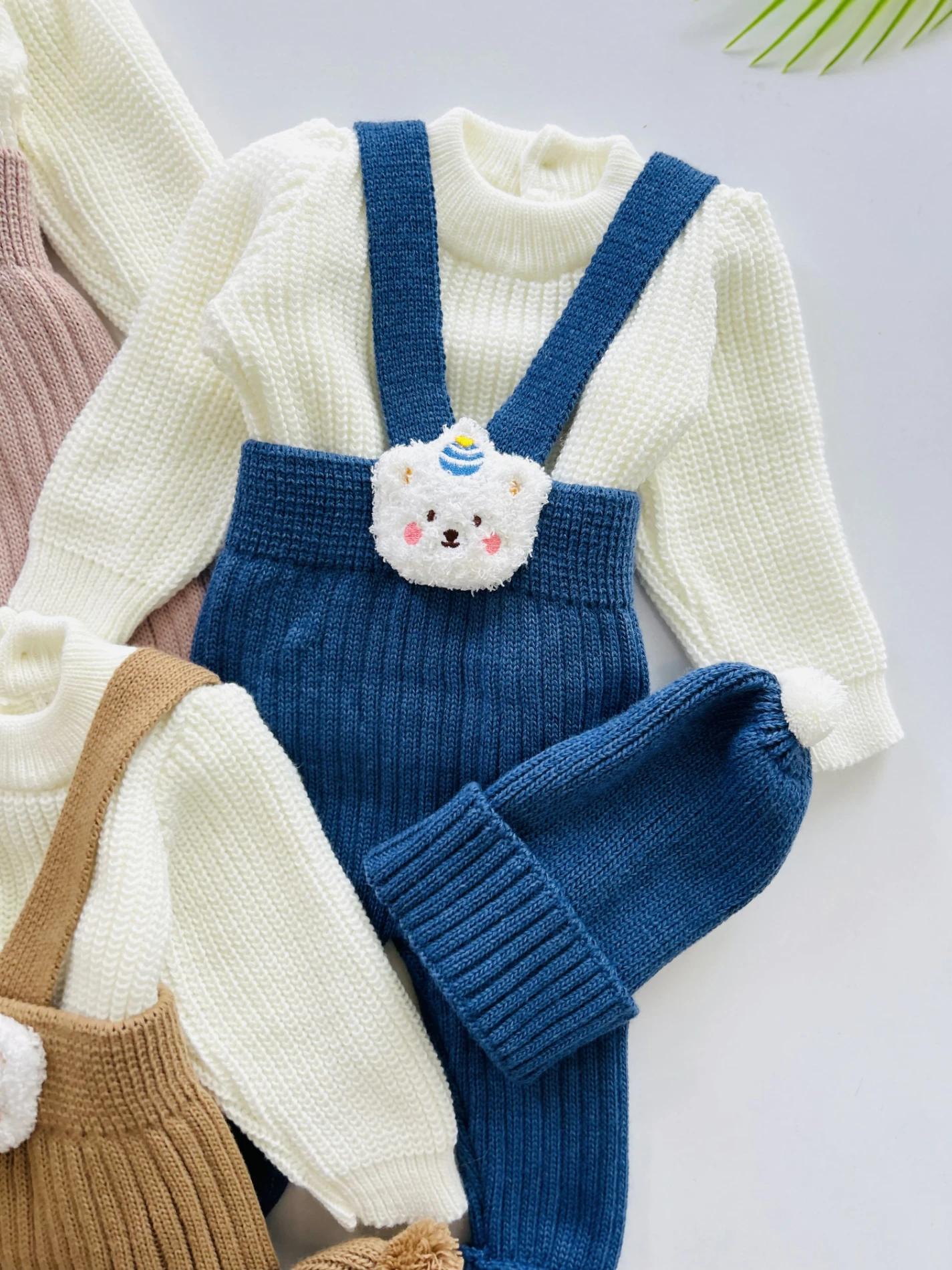 Selanik Örgüsü Triko Kazaklı Oyuncak Detaylı Çarpraz Askılı Salopetli Ponpon Şapkalı 3’lü Takım