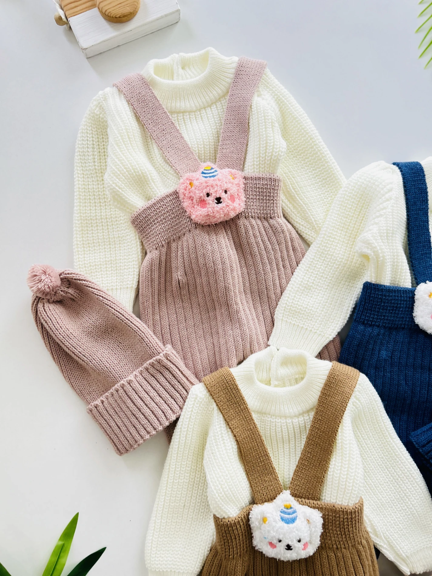 Selanik Örgüsü Triko Kazaklı Oyuncak Detaylı Çarpraz Askılı Salopetli Ponpon Şapkalı 3’lü Takım