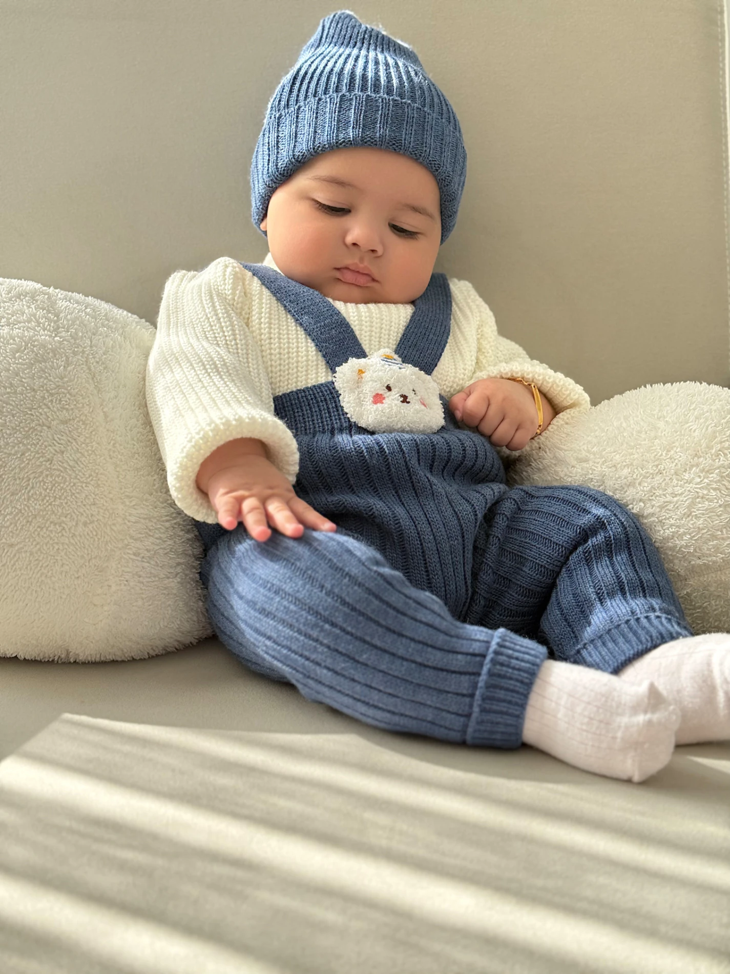 Selanik Örgüsü Triko Kazaklı Oyuncak Detaylı Çarpraz Askılı Salopetli Ponpon Şapkalı 3’lü Takım