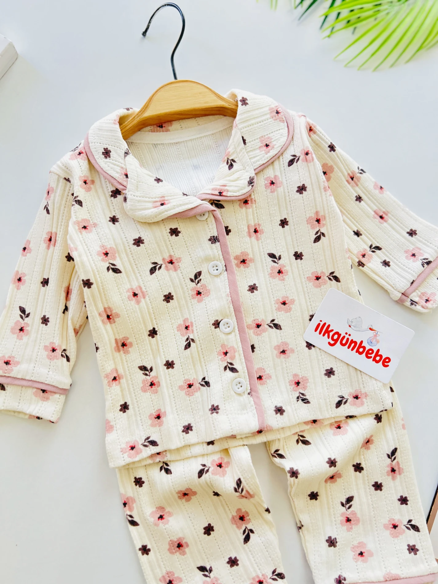 Çiçek Desenli  %100 Pamuk Bebe Yakalı Pijama Takımı