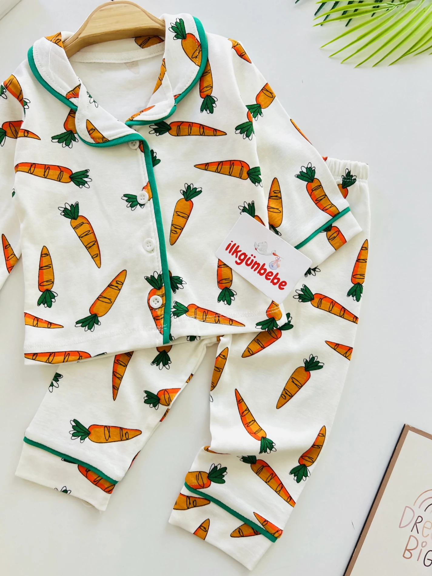 Havuç Desenli %100 Pamuk Bebe Yaka Pijama Takımı