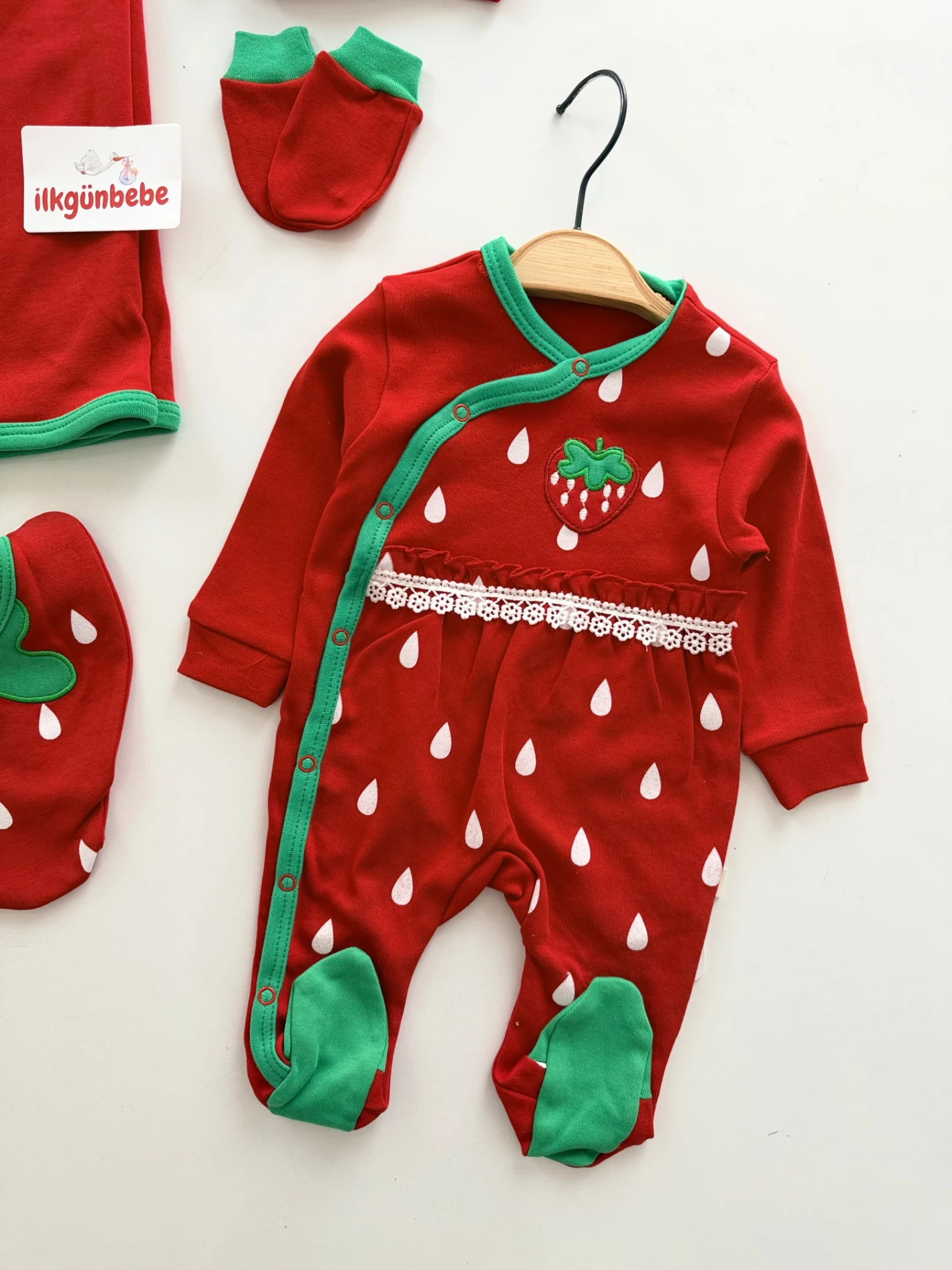 Çilek desenli beş parça %100 pamuk yenidoğan hastane çıkış seti