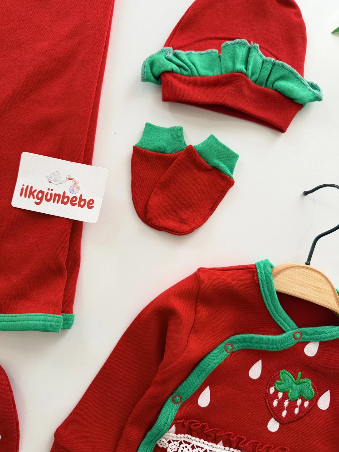 Çilek desenli beş parça %100 pamuk yenidoğan hastane çıkış seti