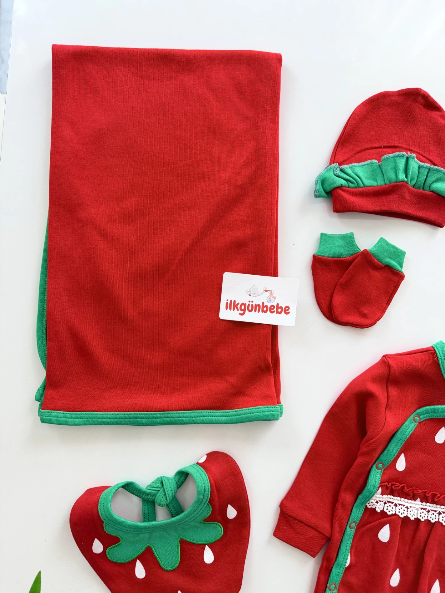 Çilek desenli beş parça %100 pamuk yenidoğan hastane çıkış seti