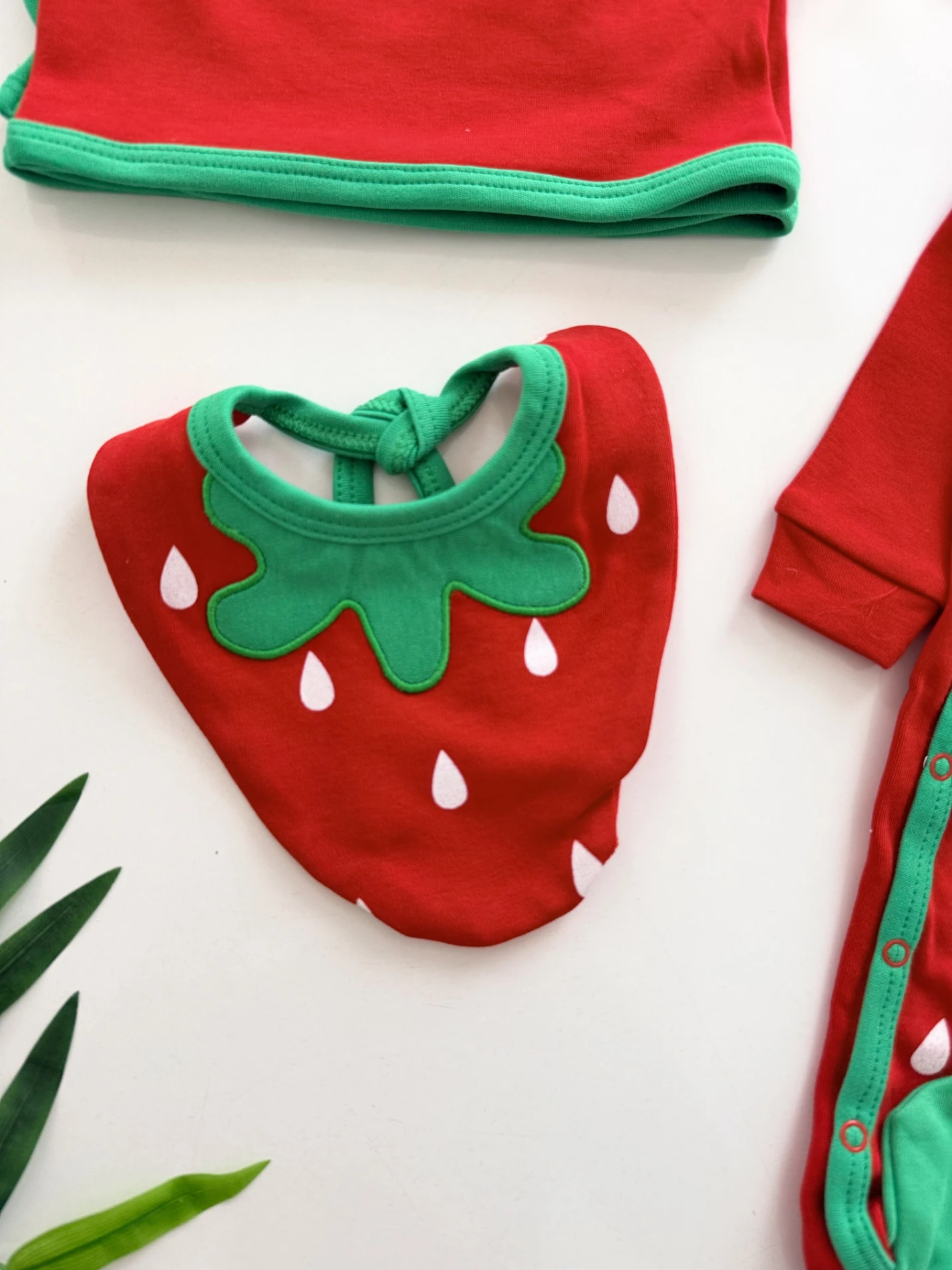 Çilek desenli beş parça %100 pamuk yenidoğan hastane çıkış seti