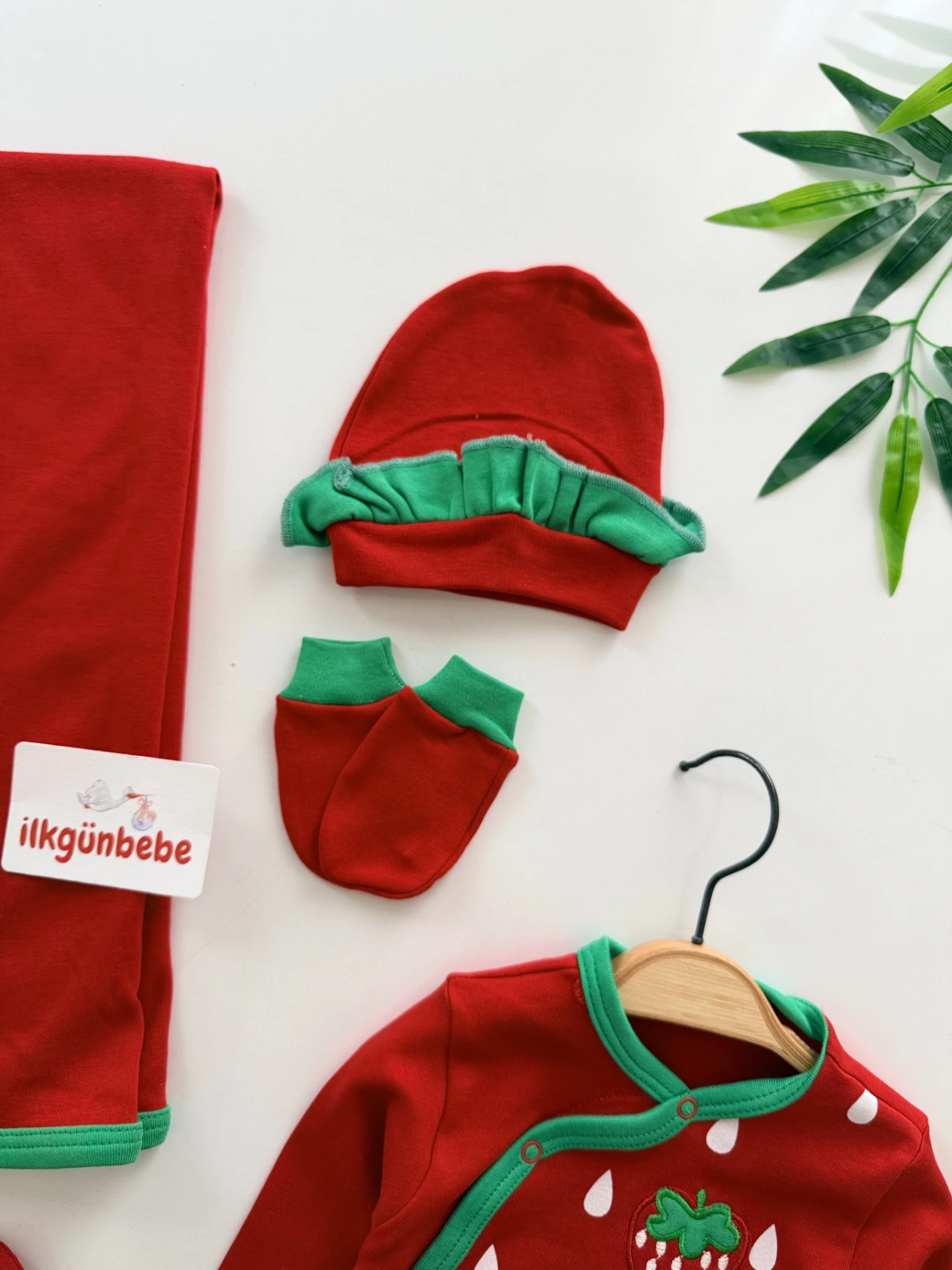 Çilek desenli beş parça %100 pamuk yenidoğan hastane çıkış seti