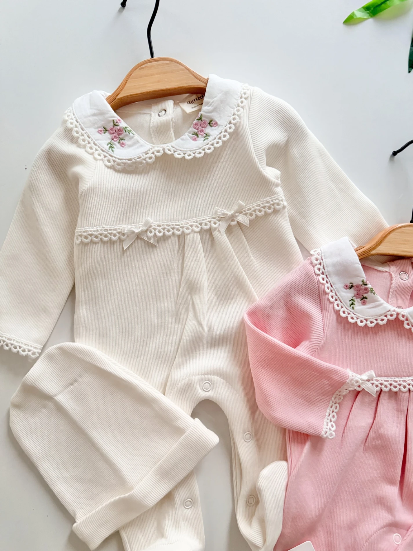 Çiçek Yaka Nakışlı %100 Pamuk Fiyonk Detaylı Tulum & Şapka