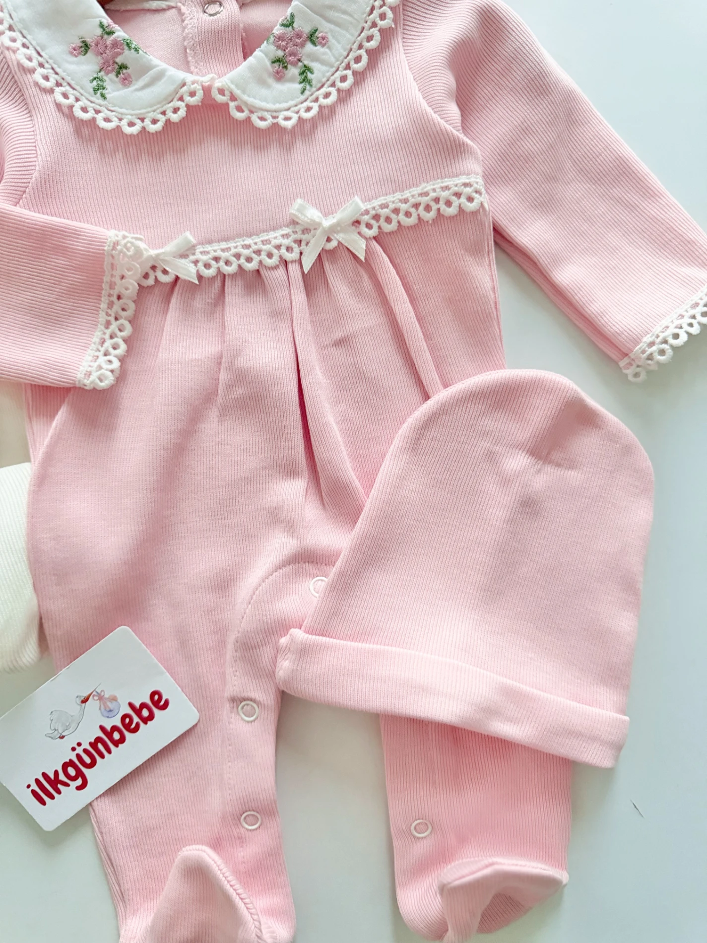 Çiçek Yaka Nakışlı %100 Pamuk Fiyonk Detaylı Tulum & Şapka