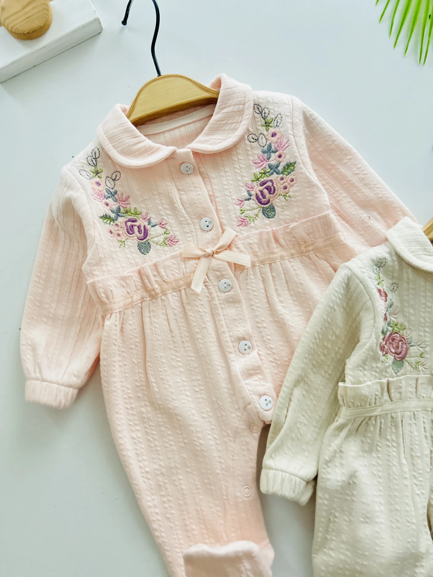 Çiçek Nakışlı Fiyonk Detaylı Tulum