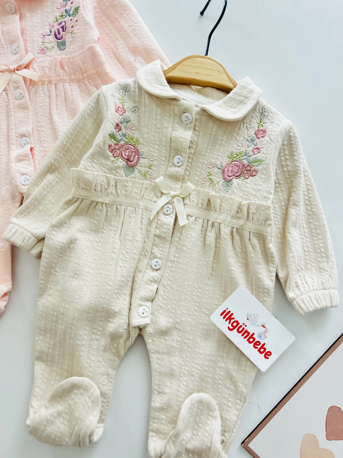 Çiçek Nakışlı Fiyonk Detaylı Tulum