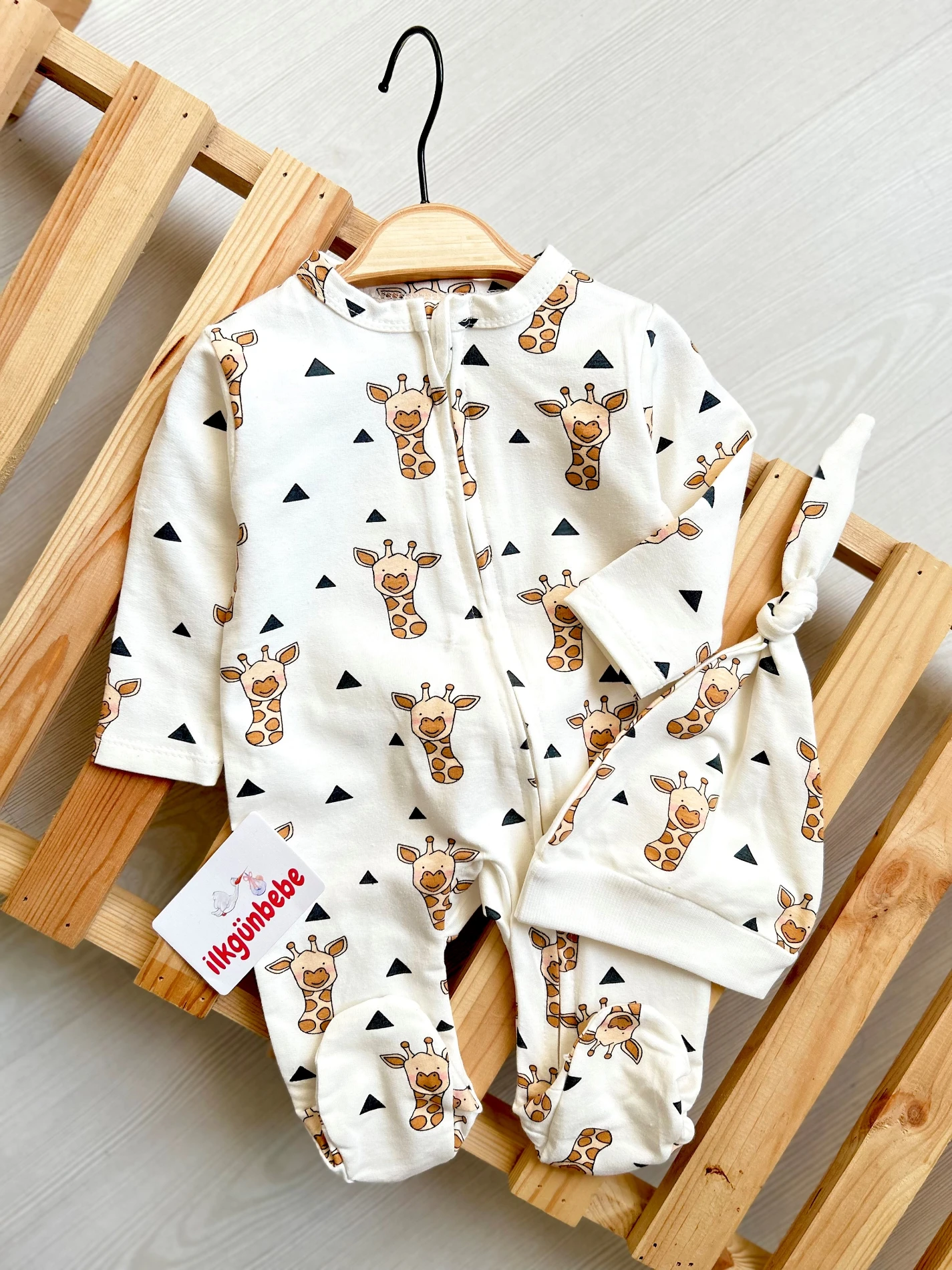 Zürafa Baskılı Fermuarlı Şapkalı Patikli Tulum