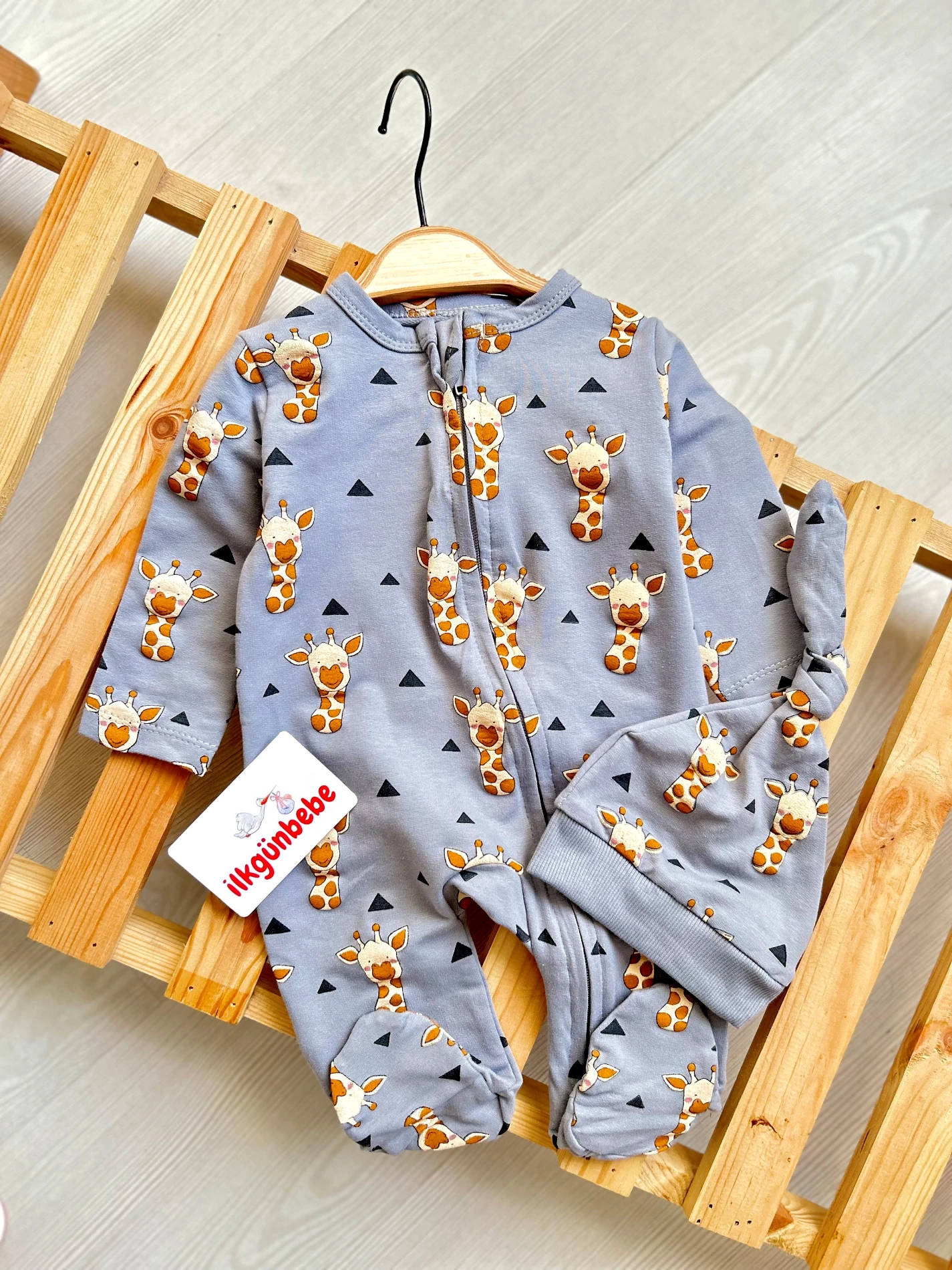 Zürafa Baskılı Fermuarlı Şapkalı Patikli Tulum