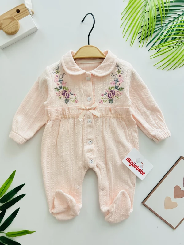 Çiçek Nakışlı Fiyonk Detaylı Tulum