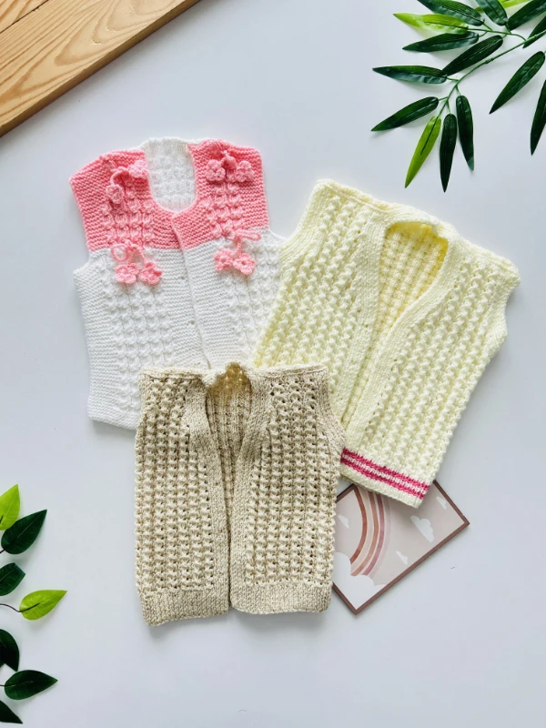 Çiçek Motifli İki Şiş El Örgüsü Bebek Yeleği