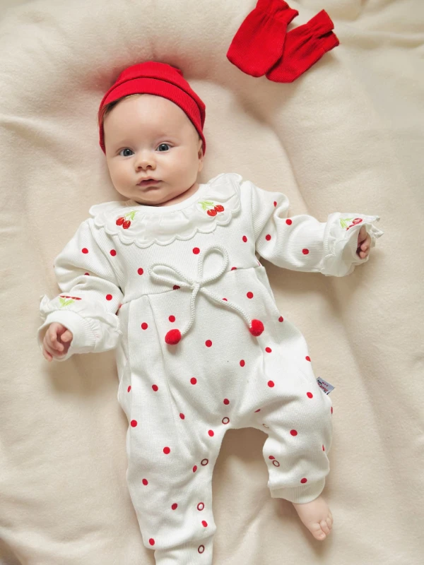 Yaka Detaylı Kiraz Desenli %100 Pamuk Şapkalı Eldivenli 3’lü Tulum Set