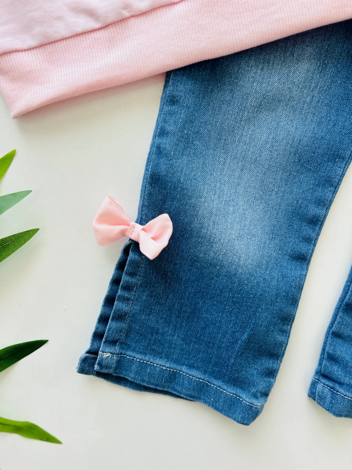 Fiyonk Detaylı Yırtmaçlı Likralı Yumuşacık Kot Kumaş Pantalonlu Fiyonklu Sweatli 2’li Takım