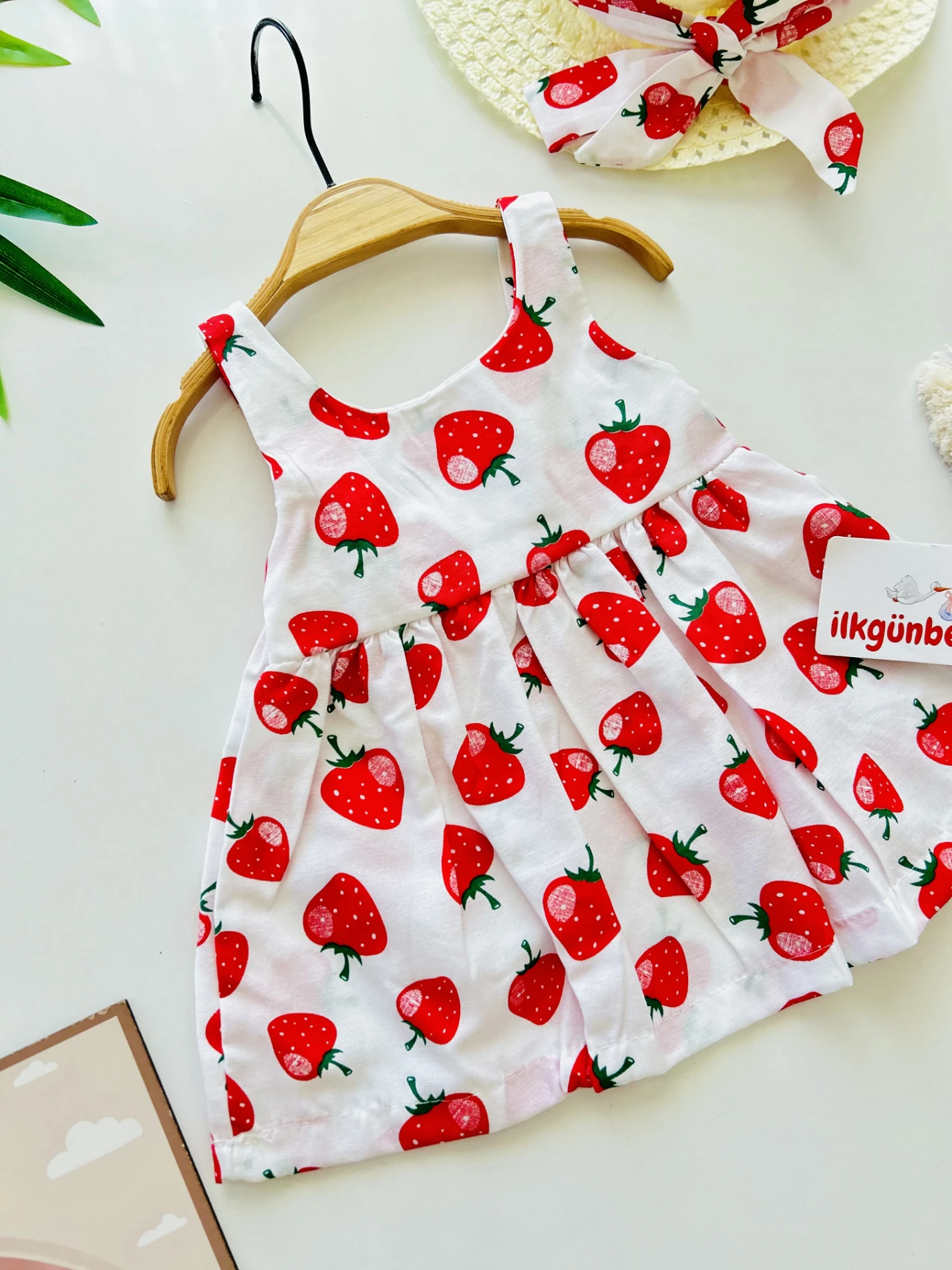 Arkası Fiyonklu Çilek Desenli Şapkalı Elbise 2’li Set