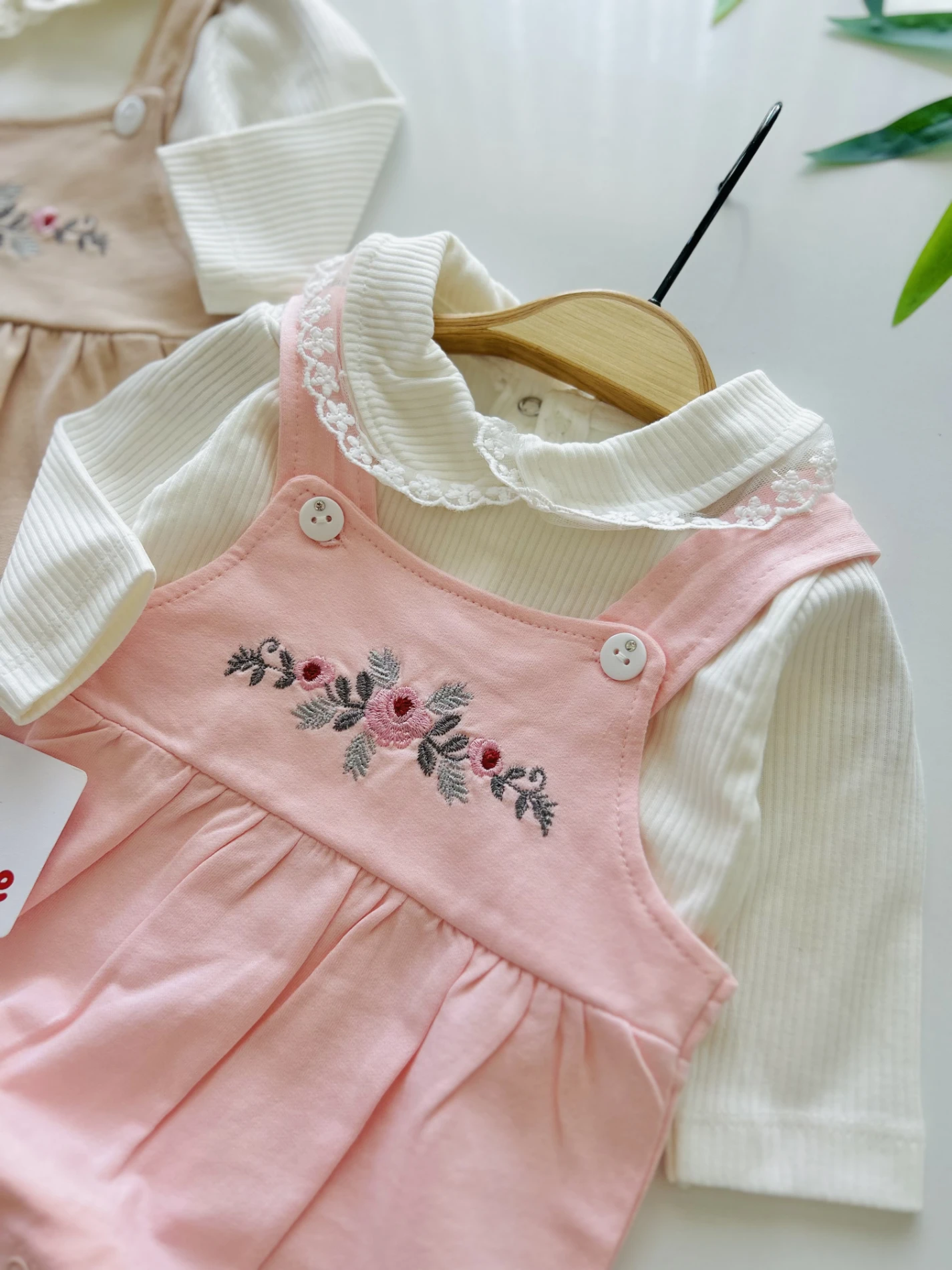 Çiçek Desenli Fisto Yaka Badi & Salopet Set