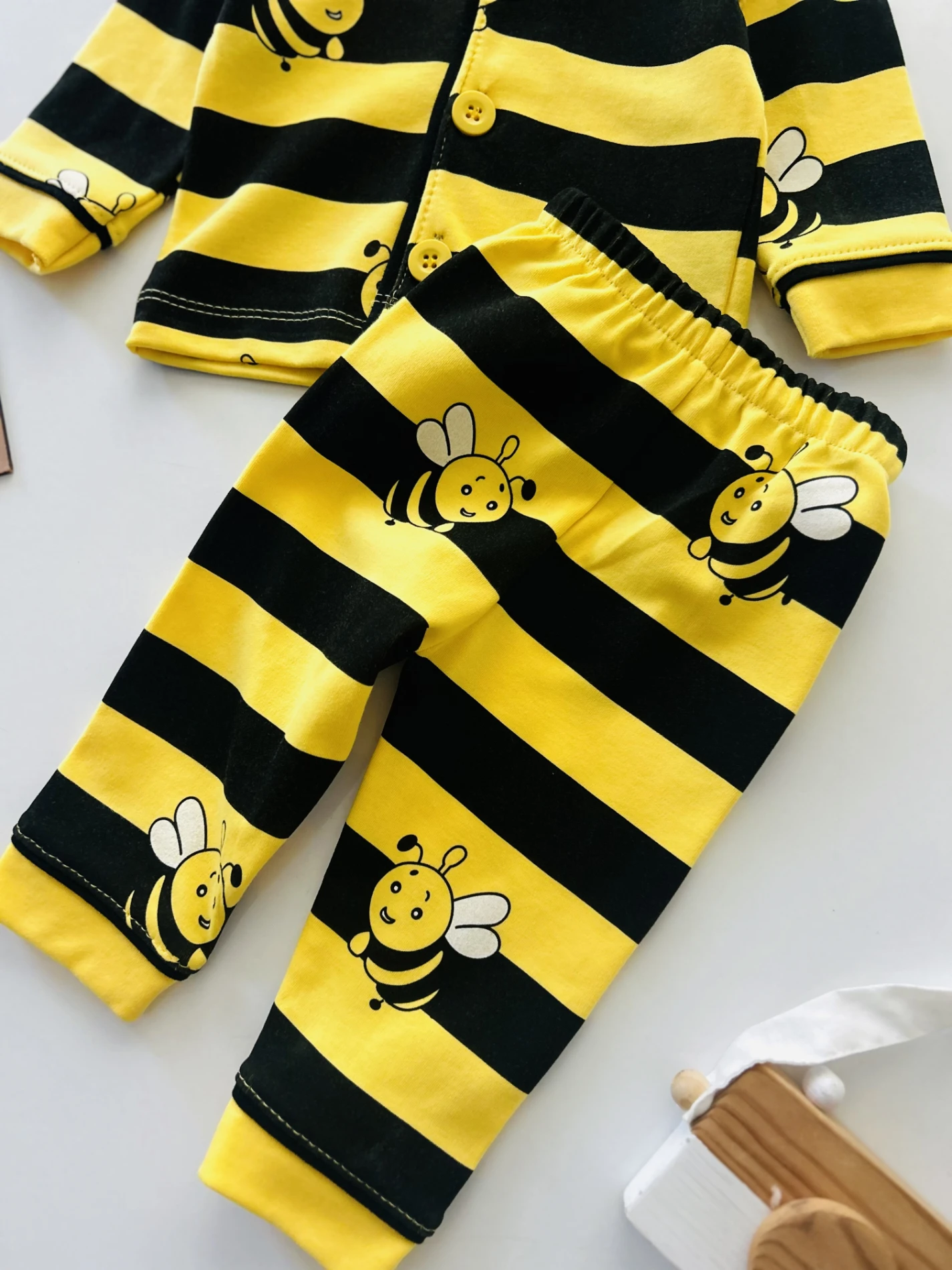 Bebe Yakalı Arı Desenli %100 Pamuk Pijama Takımı