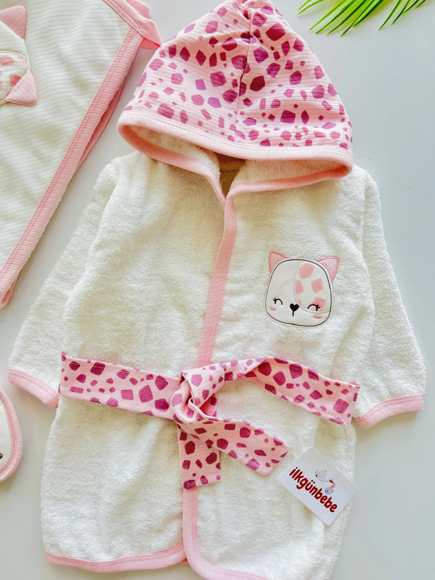 Sevimli Kedi Desenli %100 Pamuk Emici Kumaş Bornoz Set