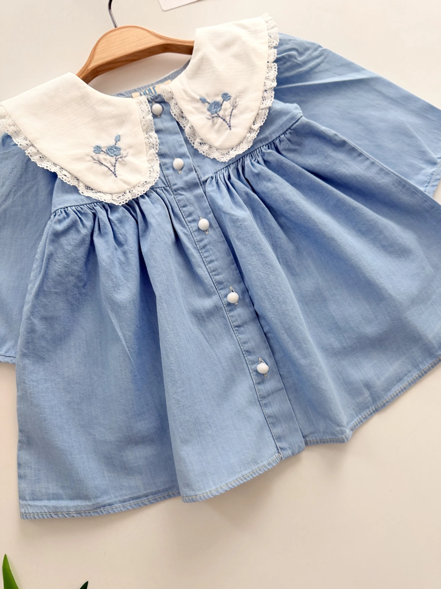 Zarif Lale Nakışlı Yakalı Kot Elbise