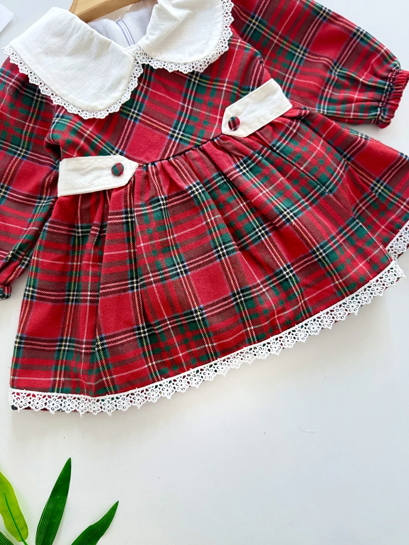 Pötikare Büyük Yakalı Dantel Detaylı Kırmızı Ekose Bebek Elbisesi