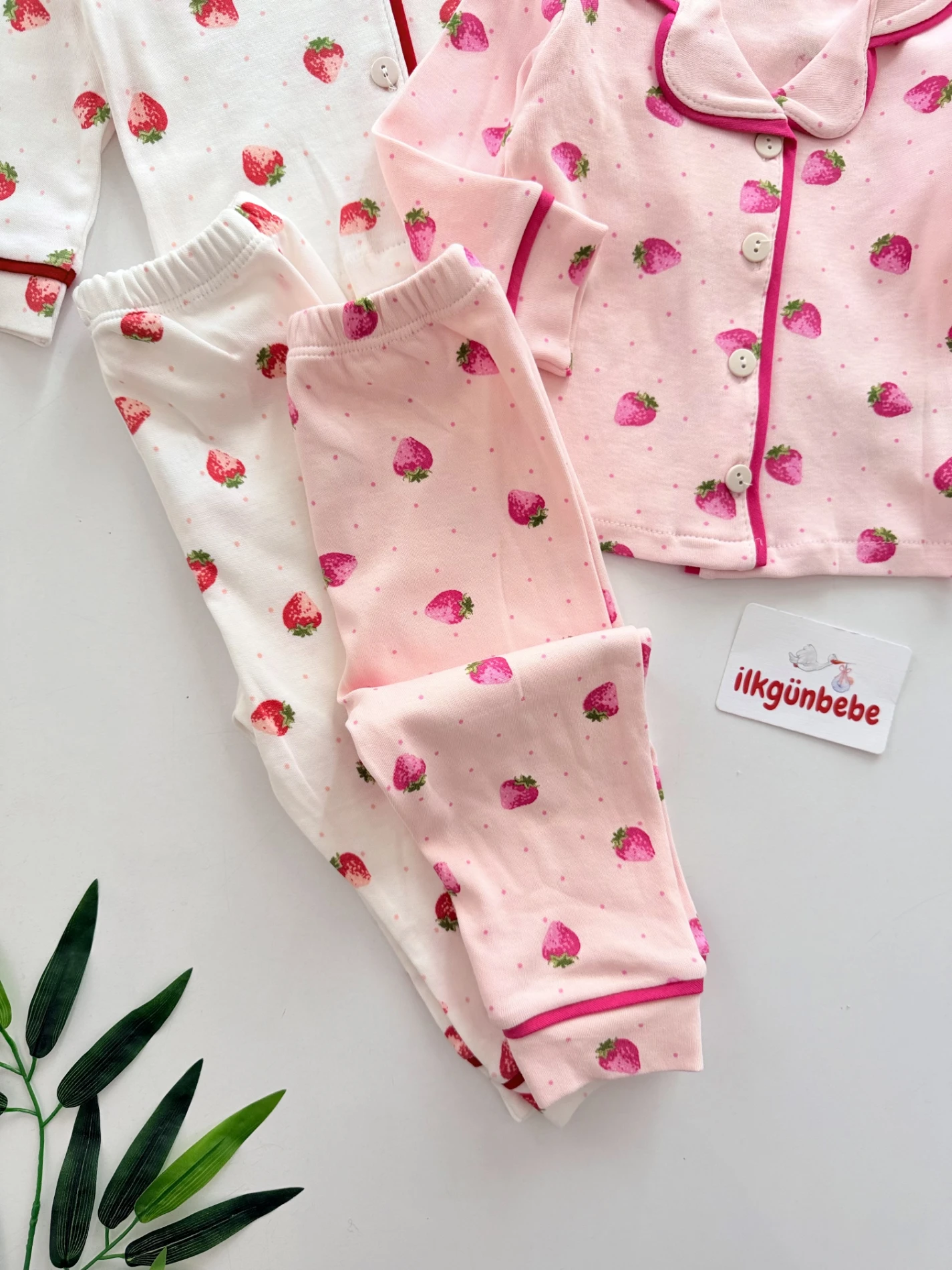 Çilek Desenli Düğmeli %100 Pamuk Bebe Yaka Pijama Takımı