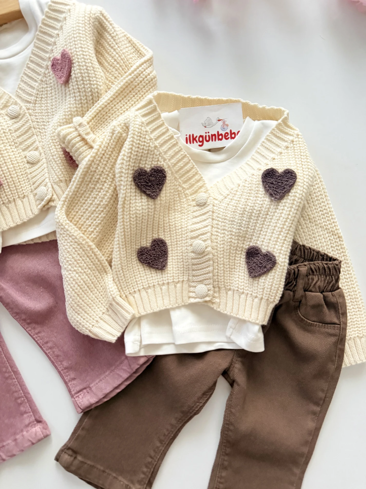 Kalp Nakışlı Premium Kalite Selanik Örgüsü Hırkalı Kot Pantalonlu 3’lü Takım