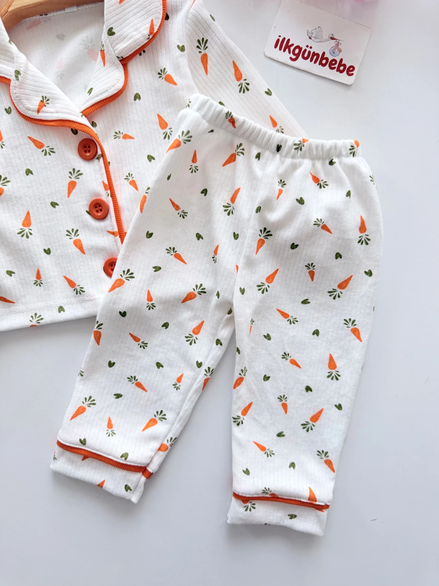 Havuç Desenli Bebe Yakalı   Pijama Takımı