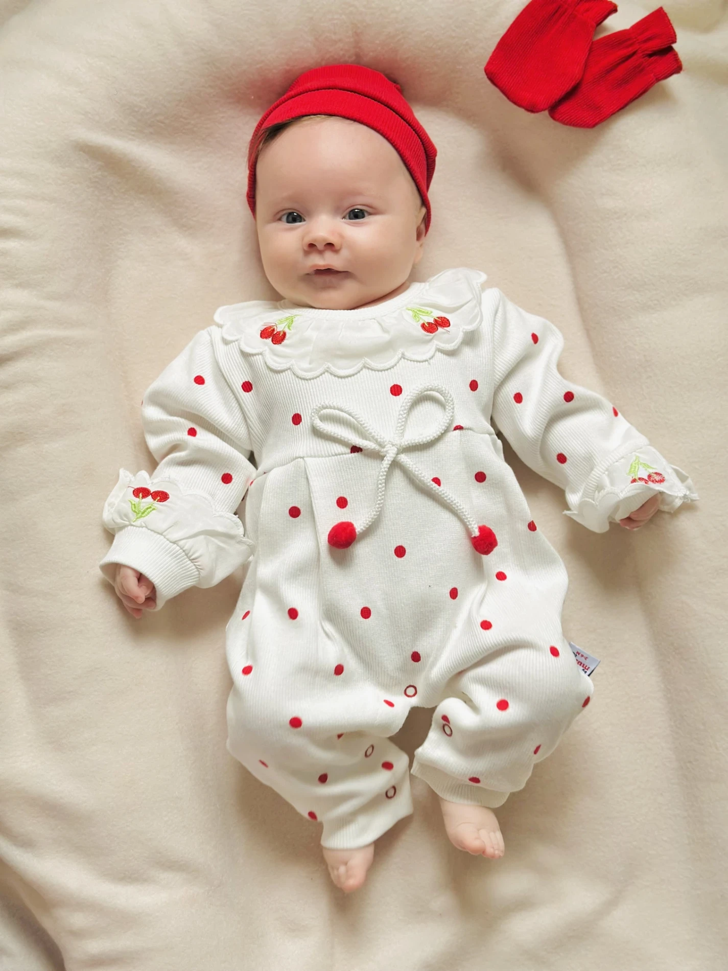 Yaka Detaylı Kiraz Desenli %100 Pamuk Şapkalı Eldivenli 3’lü Tulum Set