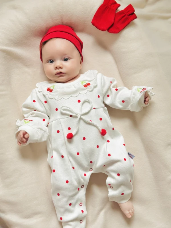 Yaka Detaylı Kiraz Desenli %100 Pamuk Şapkalı Eldivenli 3’lü Tulum Set