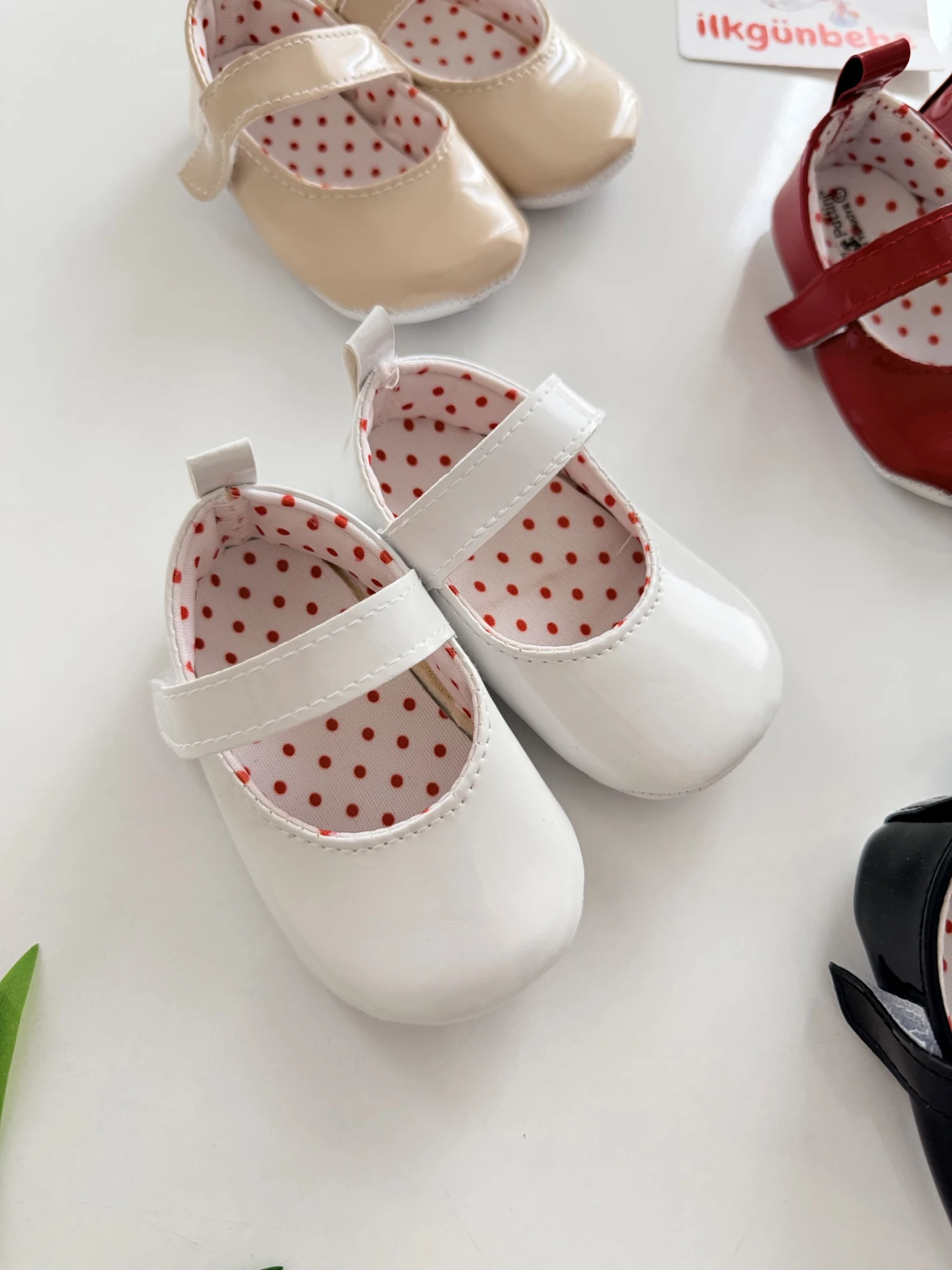 Puantiye Detaylı Rugan Babet