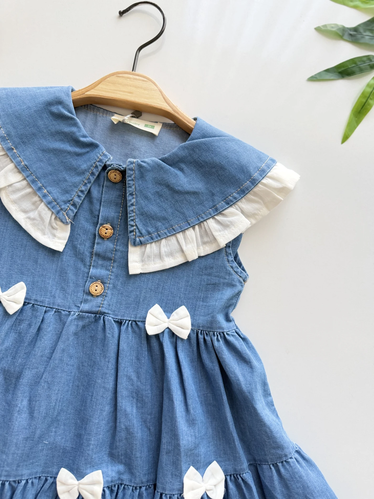 Bebe Yaka Fırfırlı ve Fiyonk Detaylı Denim Elbise