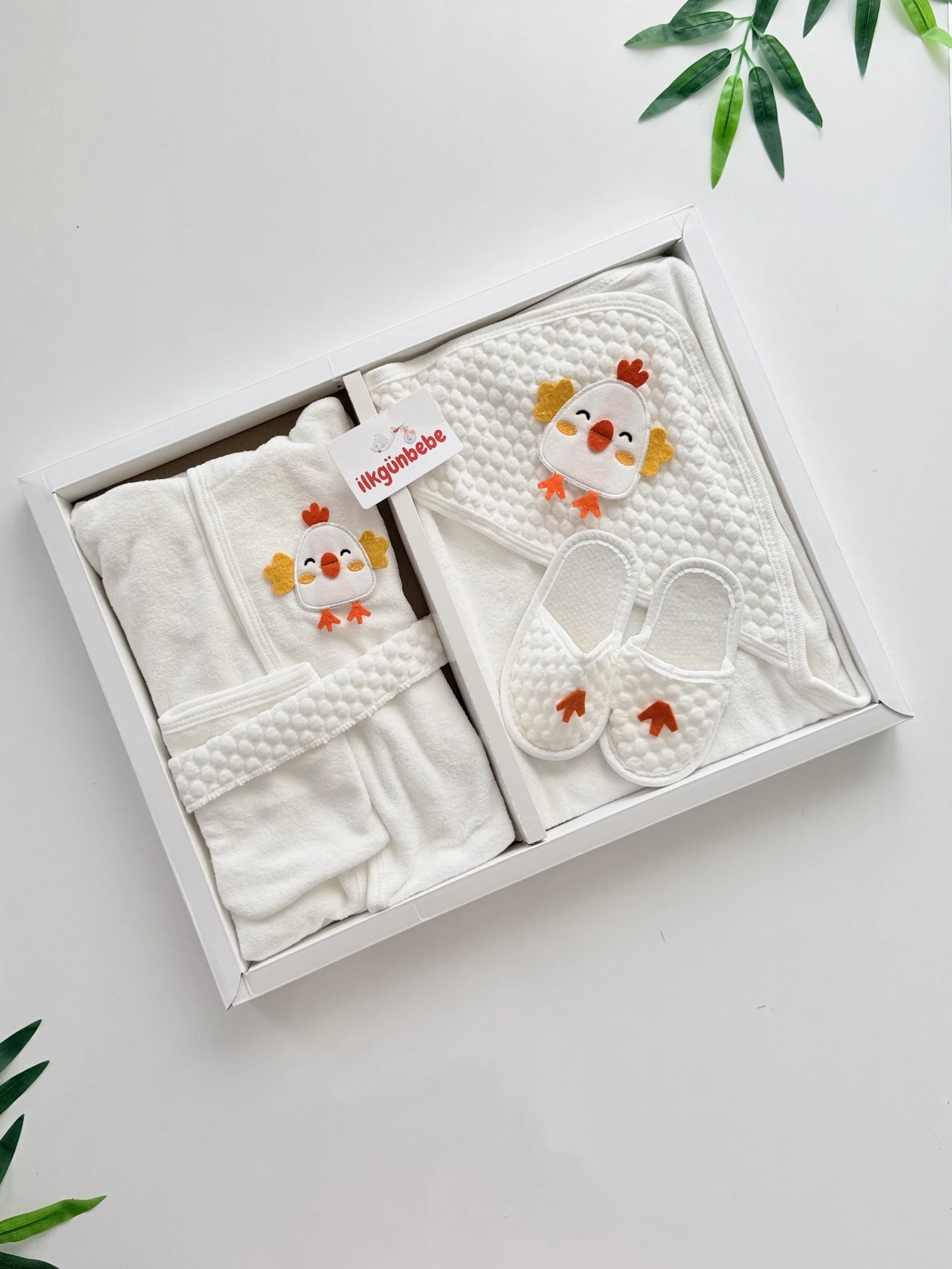 4 Parça Bornozlu Havlulu Set