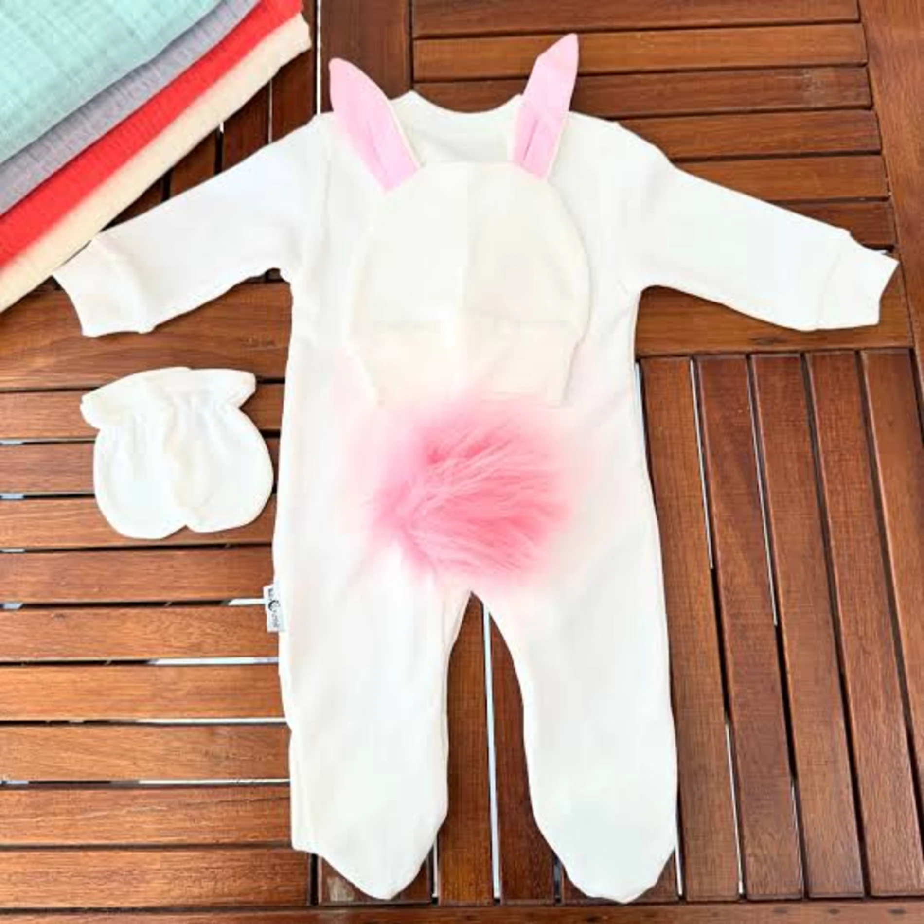 Çıkarılabilir Ponponlu Tavşan Şapkalı Eldivenli 3’lü Tulum Set