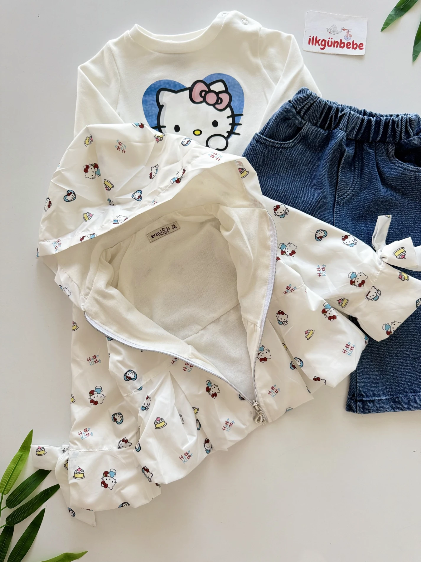 Hello Kitty Fiyonklu Yağmurluk Kot Pantalonlu 3’lü Premium Takım